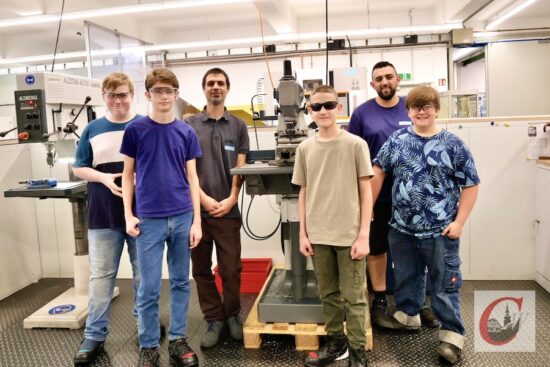 Firmen erkunden statt „faulenzen“: Die Ferienpraktikanten des Bergischen Schul-Technikums (BeST) mit ihren betreuern der Firma Gebr. Schmidt Federnspezialfabrik GmbH. | Foto: Marion Heidenreich